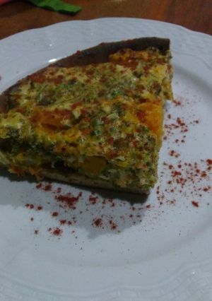 Una foto de Tartizza de brócoli, zapallo anco, verdeo y pollo