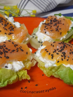 Una foto de Cogollos con queso cottage y salmón