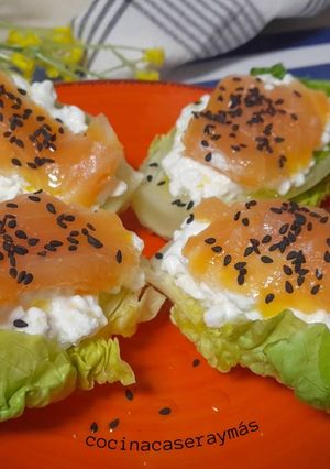 Una foto de Cogollos con queso cottage y salmón