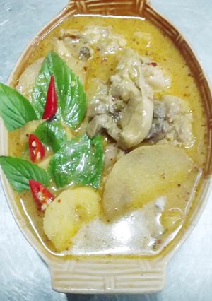 A picture of Green Curry with Chicken and Fresh Bamboo Shoots.