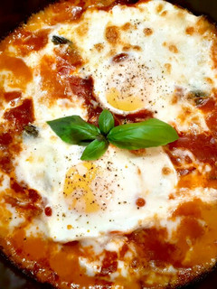 Una foto de Huevos al plato gratinados