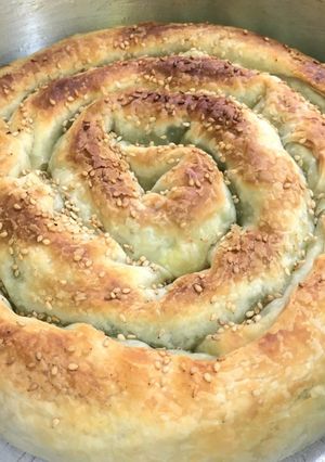Una foto de Spanakopita: pastel griego de espinacas con estilo argento