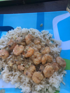 Una foto de Camarones con arroz y crema de leche