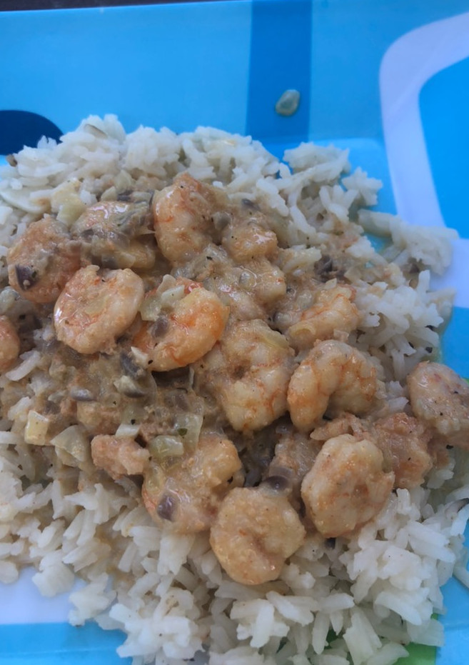 Una foto de Camarones con arroz y crema de leche