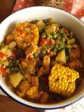 Guiso de invierno de pollo con maíz y hortalizas