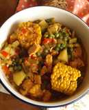 Guiso de invierno de pollo con maíz y hortalizas