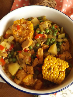 Una foto de Guiso de invierno de pollo con maíz y hortalizas