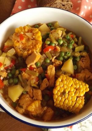 Una foto de Guiso de invierno de pollo con maíz y hortalizas
