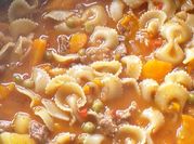 Una foto de guiso de fideos