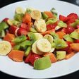 Ensalada de frutas con queso, canela y leche condensada