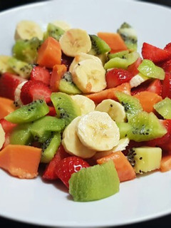 Una foto de Ensalada de frutas con queso, canela y leche condensada