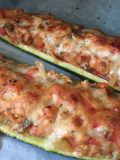 Una foto de Calabacines rellenos de atún y verduras