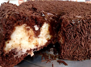 Foto de Bolo de chocolate com recheio de coco