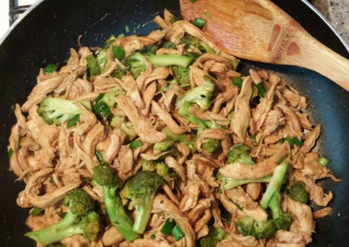 Pechuga de pollo desmenuzada con brócolis