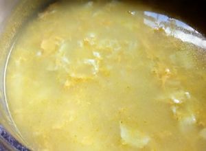 Una foto de Sopa de arroz y huevos