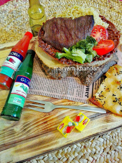 عکسی از دستور استیک گوشت گوساله با نودل گوشت و سبزیجات🍖🍜