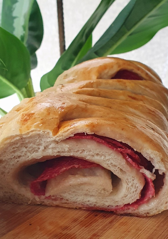 Una foto de Pan relleno de salame y queso