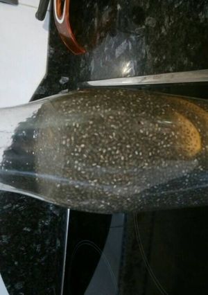 Una foto de Agua de chía aromatizada con melocotón