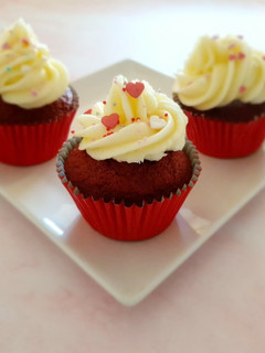 Una foto de Cupcakes red velvet🧁San Valentín💖