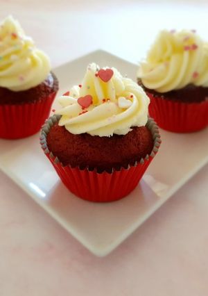 Una foto de Cupcakes red velvet🧁San Valentín💖