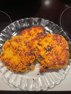 Una foto de Hamburguesas de pollo y zanahoria