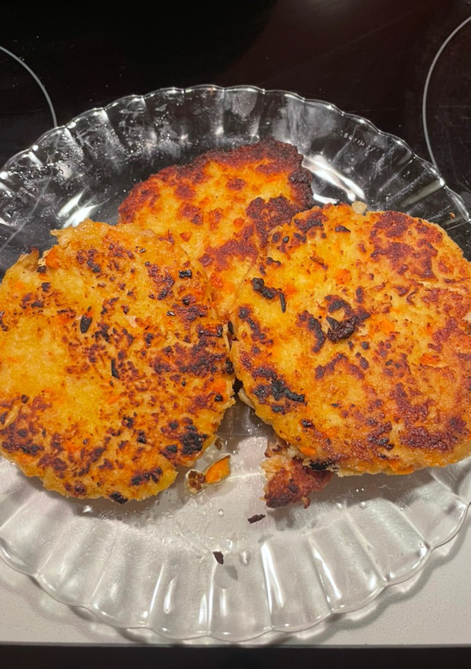 Una foto de Hamburguesas de pollo y zanahoria