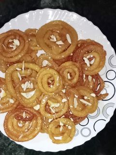 सूजी जलेबी (suji Jalebi recipe in Hindi) रेसिपी मुख्य फोटो