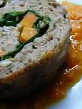 Arrollado relleno de zanahorias y espinaca con salsa de pimiento