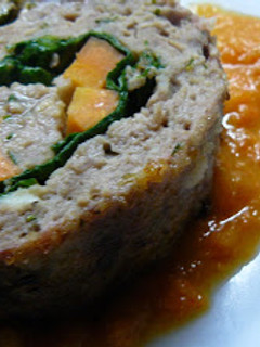 Foto principal de Arrollado relleno de zanahorias y espinaca con salsa de pimiento