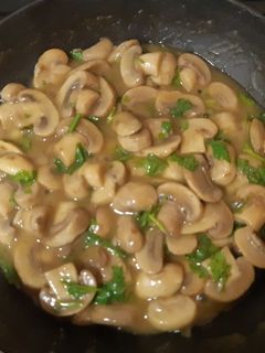 Una foto de Champiñones en salsa de vino blanco