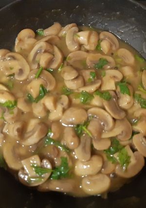 Una foto de Champiñones en salsa de vino blanco