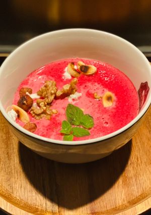 Grillezett céklakrémleves kecskesajtos kesudiós, mogyorós Marie Antoinette kedvence 😋 recept fotója