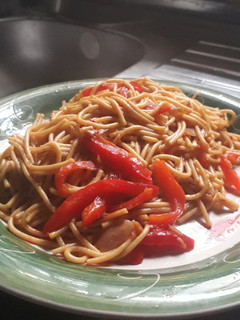A picture of Spagetti with bell pepper.
