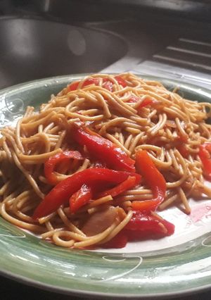 A picture of Spagetti with bell pepper.