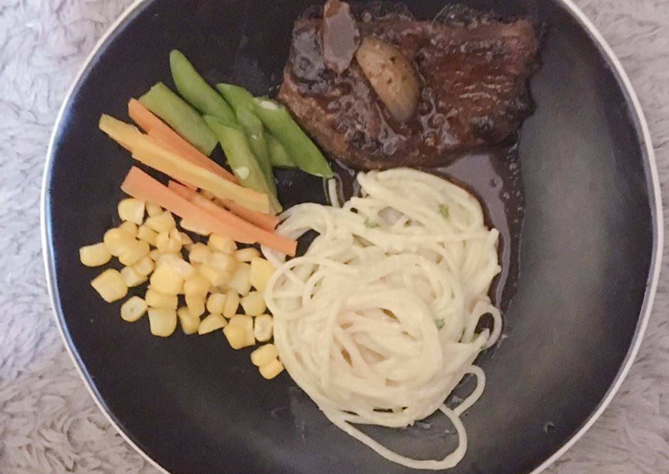 Steak beef blackpapper with spaghetti oglio olio