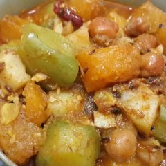 A picture of Kumro aloo potoler chakka (pumpkin potato and parwal curry).