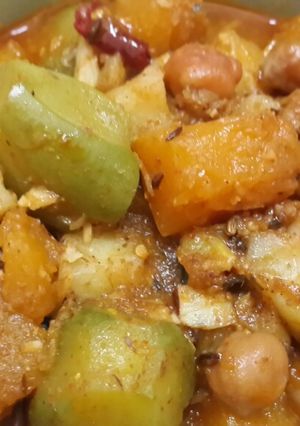A picture of Kumro aloo potoler chakka (pumpkin potato and parwal curry).