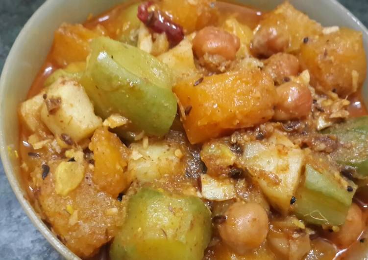 Dinner Ideas Kumro aloo potoler chakka (pumpkin potato and parwal curry)