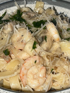 Una foto de Tagliatelle con Gambas y Champiñones