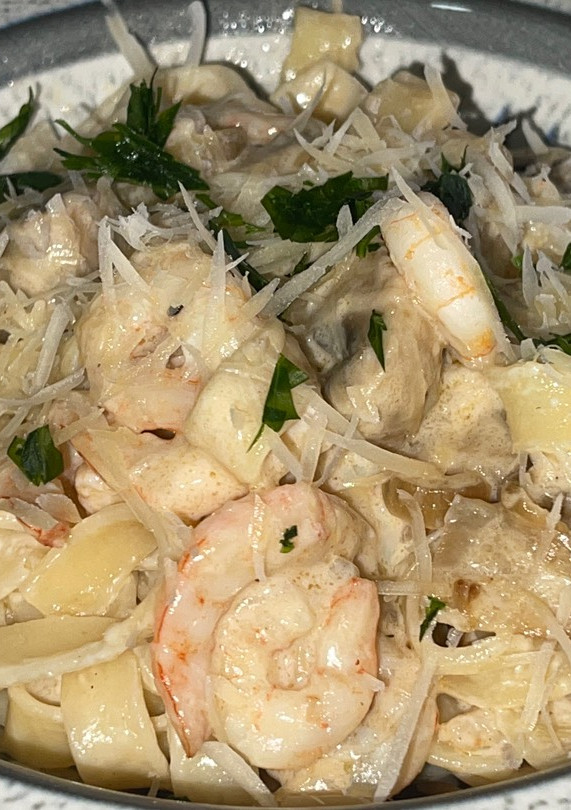 Una foto de Tagliatelle con Gambas y Champiñones