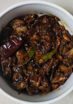 A picture of Chettinad mushroom fry.