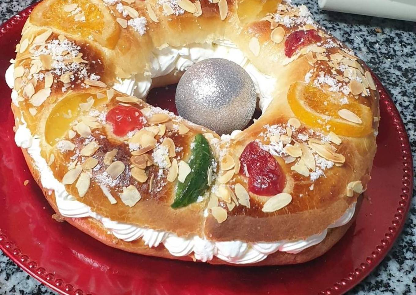Roscón de reyes relleno de crema pastelera o nata montada