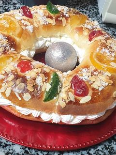 Una foto de Roscón de reyes relleno de crema pastelera o nata montada