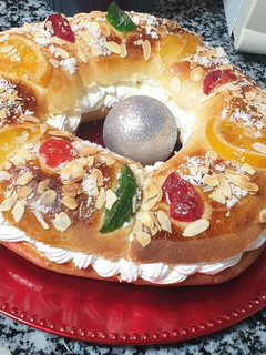 Una foto de Roscón de reyes relleno de crema pastelera o nata montada