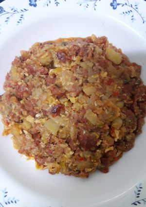 Una foto de Revuelto de picadillo de chorizo con patata y pimiento
