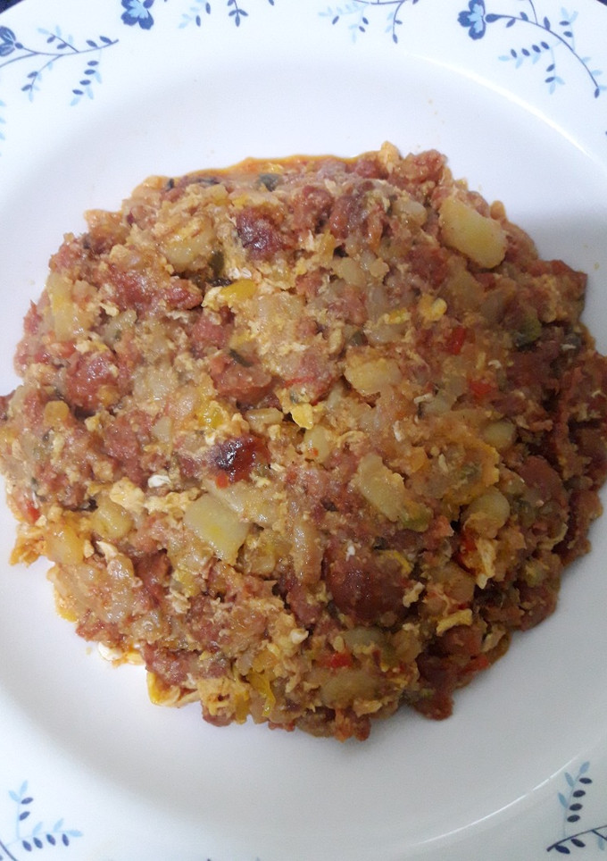 Una foto de Revuelto de picadillo de chorizo con patata y pimiento