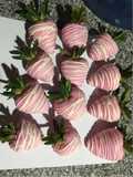 Fresas cubiertas de chocolate rosa