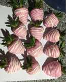 Fresas cubiertas de chocolate rosa
