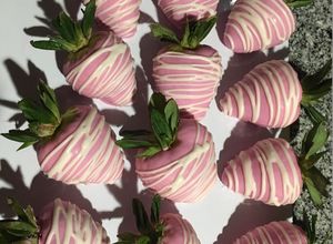 Una foto de Fresas cubiertas de chocolate rosa