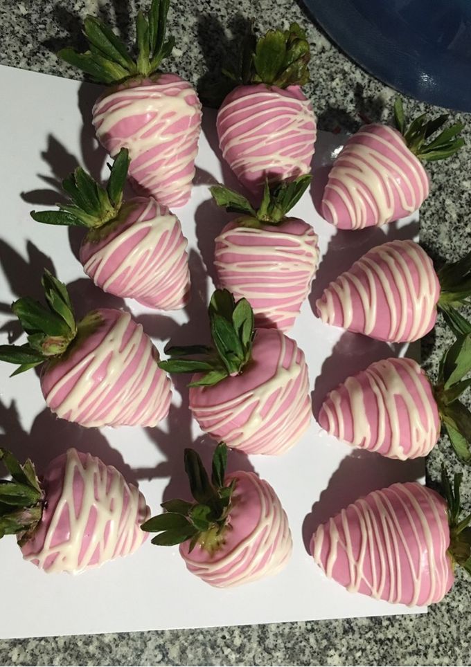 Una foto de Fresas cubiertas de chocolate rosa